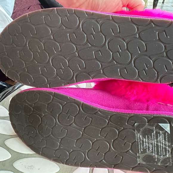 NWOT Ugg Slippers - Picture 3 of 4